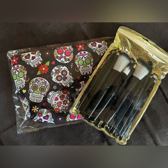 20 piece Make-Up Brush set and Skull Make-Up Bag . I have 1 gold & one black set - Picture 4 of 12